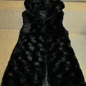 Качество! Стильный/удлиненный теплый меховой/плюш жилет с капюшоном в новом состоянии/нюансик