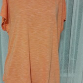 Яскрава футболка