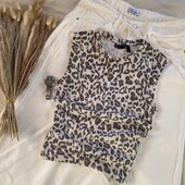 Бежевий жилет у трендовий принт