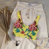 Красивий квітковий топ