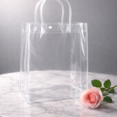 Прозрачная ПВХ подарочная сумка с ручками и заклёпкой 22×12×5 см