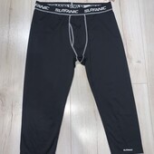 Чоловічі компресійні штани 3/4 з еластичною резинкою у поясі.