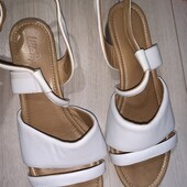 Шкіряні босоніжки у відмінному стані.Розмір 40-41.