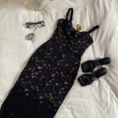 Розкішна чорна сукня із перемільних колекцій бренду