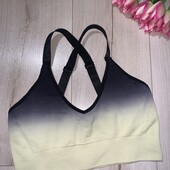 В ідеалі.Спортивний топ з перехресними лямками,розмір М.