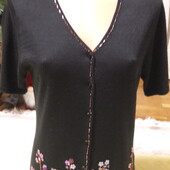 Розпродаж! Симпатична кофточка з вишивкою