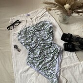 Суцільний купальник-бандо білого кольору у флористичний принт