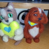 Две игрушки ручной работы из войлока, котик и собачка.