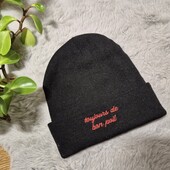 Чорна шапка, мягка з надписом, стан нової❄️Якість