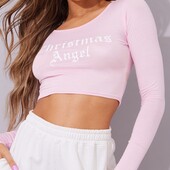 Вкорочений топ з довгими рукавами з прінтом різдвяного ангела в пастельно рожевому