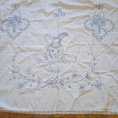 Фірмова вишита скатертина на маленький столик,заміри 83/93