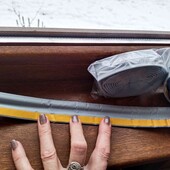 Уплотнитель, ущільнювач для вікон та дверей.