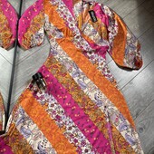 Розпродаж магазину! Бомбічна легка сукня у квіти збоку є розріз