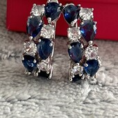 Просто шикарные серьги с ярко синими и белыми цирконами ,под серебро,высота 2.2/0.7 см