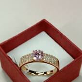 Шикарное кольцо с розовым алпанитом и дорожками фианитов. Размер 19. Позолота 585 пробы 18К.