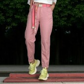 Жіночі джинсові котонові штаны з ременем у пудровому кольорі.