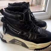 Зимові кросовки в ідеальному стані на р.37, устілка 23 см