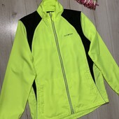 В ідеалі як нова..Яскрава спортивна вітровка розмір М.