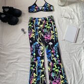 Комплект у чорному кольорі з яскравим принтом топ+штани