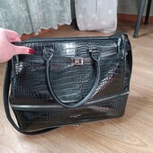 Классная фирменная, каркасная сумка, небольшой дефект