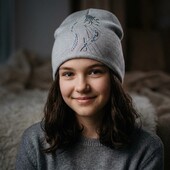 Тепла зимова шапка для дівчинки зі стразами.