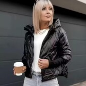 Чорна демісезонна стьобана куртка асиметричного крою